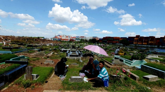 Hari ke-2 Lebaran, Warga Ziarah Kubur Meski TPU Semper Banjir