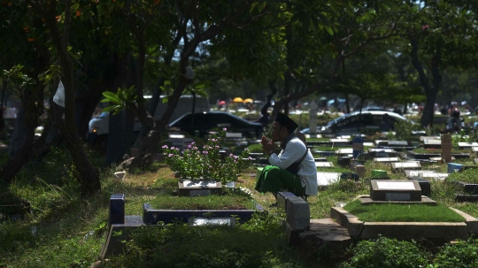 Hari ke-2 Lebaran, Warga Ziarah Kubur Meski TPU Semper Banjir