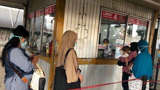 KRL Tetap Dipadati Penumpang Meski Ada Pembatasan Jam Operasional