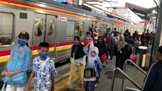 KRL Tetap Dipadati Penumpang Meski Ada Pembatasan Jam Operasional