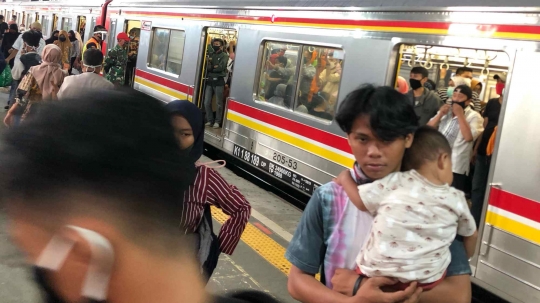 KRL Tetap Dipadati Penumpang Meski Ada Pembatasan Jam Operasional