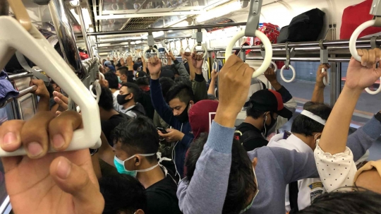 KRL Tetap Dipadati Penumpang Meski Ada Pembatasan Jam Operasional