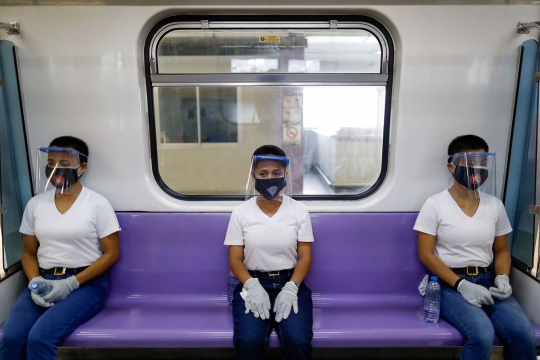 Ratusan Polisi Filipina Gelar Simulasi Penerapan Jaga Jarak di LRT