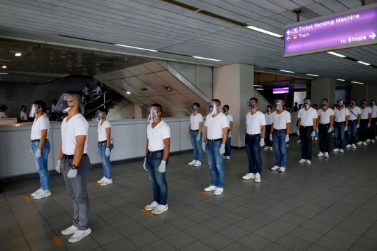 Ratusan Polisi Filipina Gelar Simulasi Penerapan Jaga Jarak di LRT