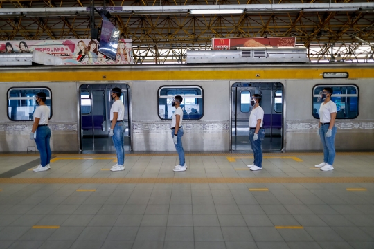 Ratusan Polisi Filipina Gelar Simulasi Penerapan Jaga Jarak di LRT