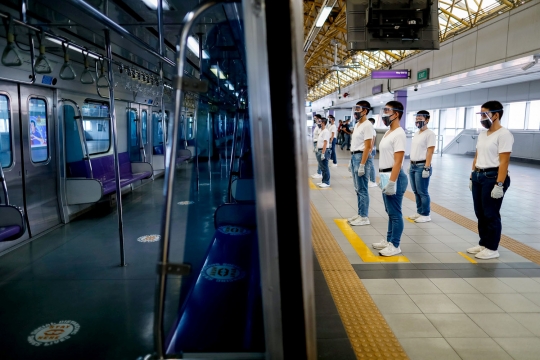 Ratusan Polisi Filipina Gelar Simulasi Penerapan Jaga Jarak di LRT