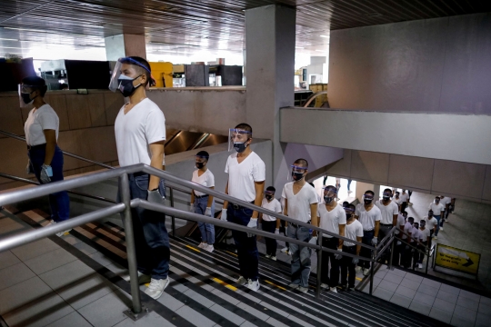 Ratusan Polisi Filipina Gelar Simulasi Penerapan Jaga Jarak di LRT