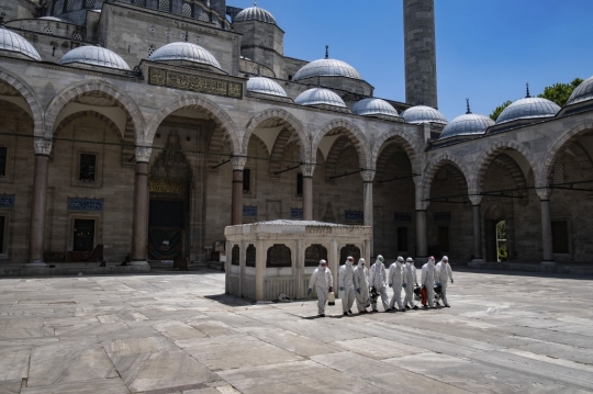 Melihat Sterilisasi Masjid di Turki Jelang Dibuka Kembali