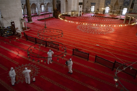 Melihat Sterilisasi Masjid di Turki Jelang Dibuka Kembali