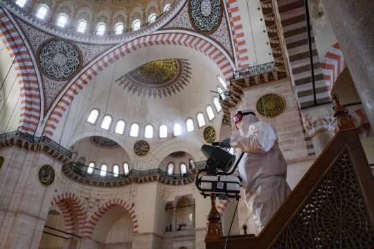 Melihat Sterilisasi Masjid di Turki Jelang Dibuka Kembali