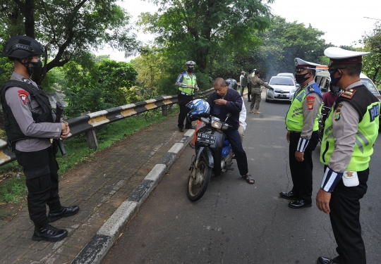 Petugas Gabungan Memperketat Perbatasan Jakarta