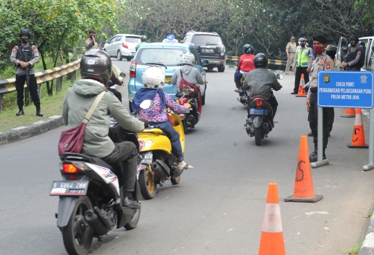 Petugas Gabungan Memperketat Perbatasan Jakarta