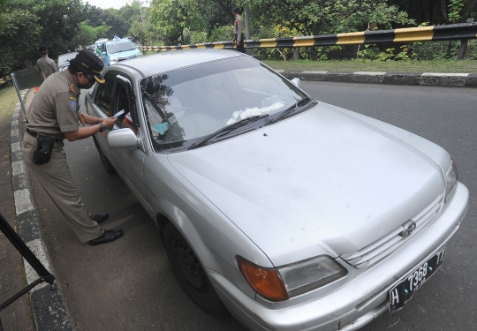 Petugas Gabungan Memperketat Perbatasan Jakarta