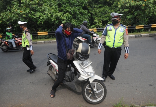 Petugas Gabungan Memperketat Perbatasan Jakarta