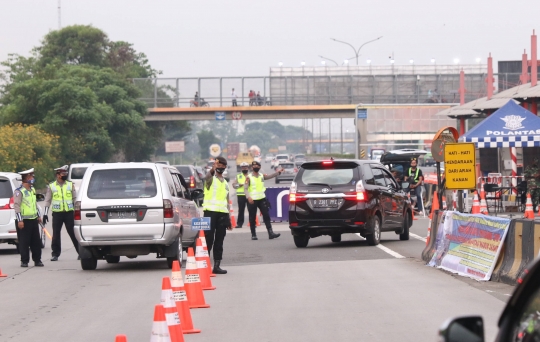 Puluhan Kendaraan Diputar Balik di Gerbang Tol Cikupa Menuju Jakarta