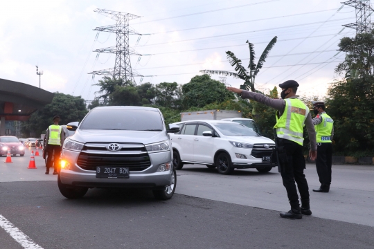 Puluhan Kendaraan Diputar Balik di Gerbang Tol Cikupa Menuju Jakarta