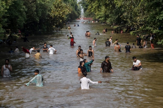Dilanda Suhu Ekstrem, Warga Pakistan Ramai-Ramai Berendam di Sungai