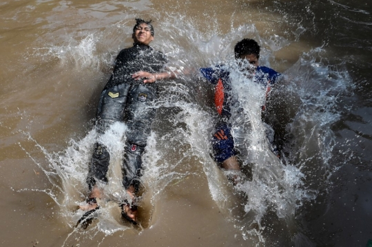 Dilanda Suhu Ekstrem, Warga Pakistan Ramai-Ramai Berendam di Sungai