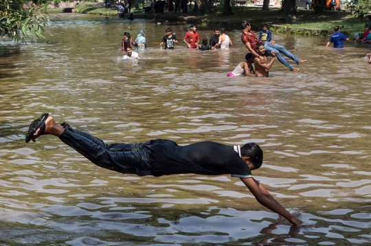 Dilanda Suhu Ekstrem, Warga Pakistan Ramai-Ramai Berendam di Sungai