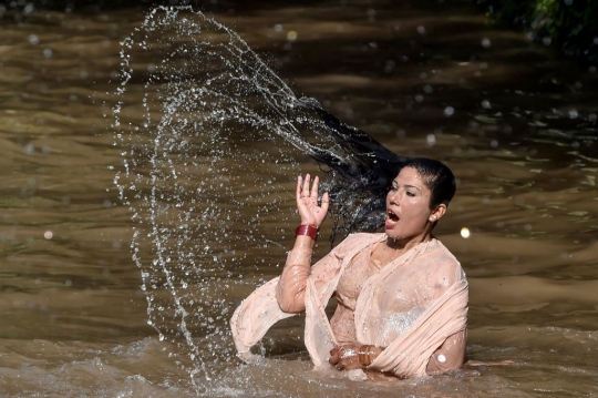 Dilanda Suhu Ekstrem, Warga Pakistan Ramai-Ramai Berendam di Sungai