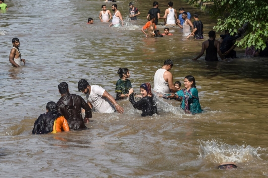 Dilanda Suhu Ekstrem, Warga Pakistan Ramai-Ramai Berendam di Sungai