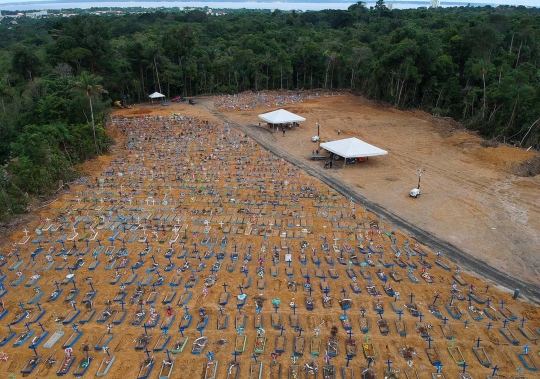 Pandangan Udara Kuburan Massal Korban Virus Corona di Brazil