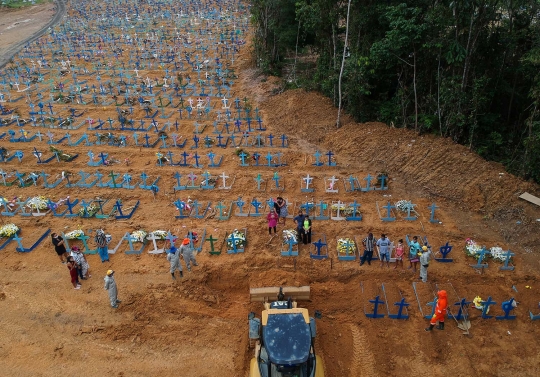 Pandangan Udara Kuburan Massal Korban Virus Corona di Brazil