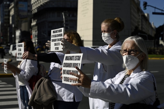 Dokter Argentina Protes Minimnya APD untuk Tangani Pasien Covid-19