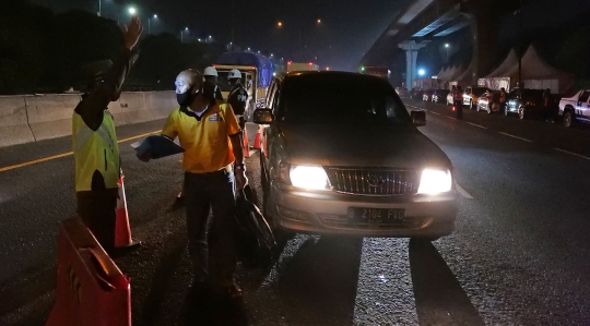 Petugas Gabungan Periksa SIKM Kendaraan Menuju Jakarta
