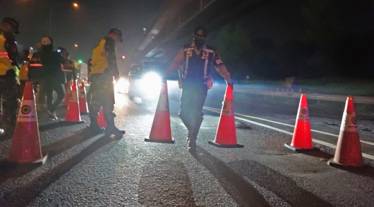 Petugas Gabungan Periksa SIKM Kendaraan Menuju Jakarta