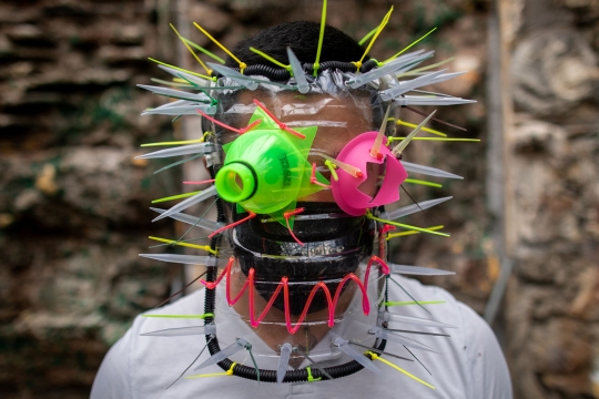 Seniman Filipina Ciptakan Masker dari Daur Ulang Sampah Plastik