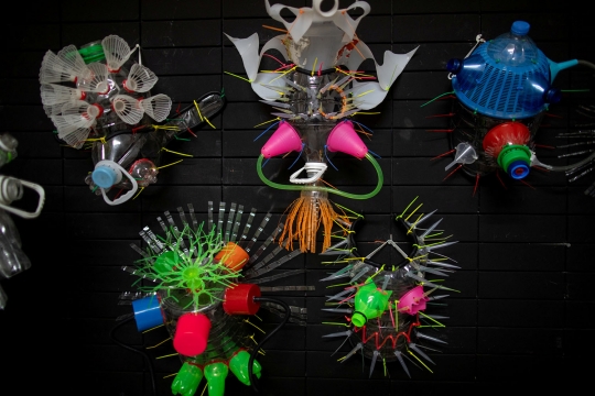 Seniman Filipina Ciptakan Masker dari Daur Ulang Sampah Plastik