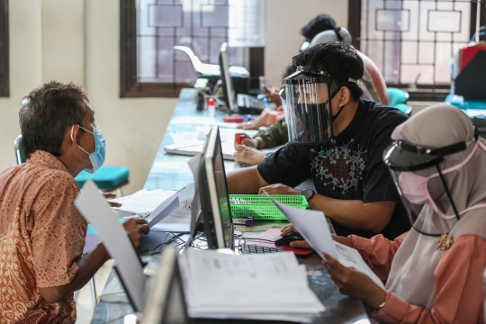 Antisipasi Covid-19, Petugas Pelayanan Kependudukan di Pamulang Pakai Face Shield