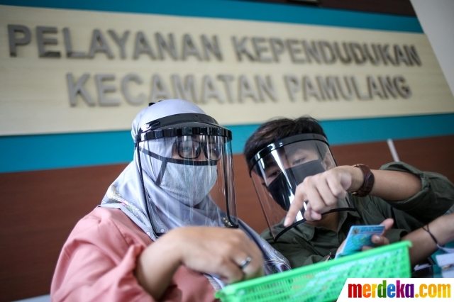 Foto : Antisipasi Covid-19, Petugas Pelayanan Kependudukan