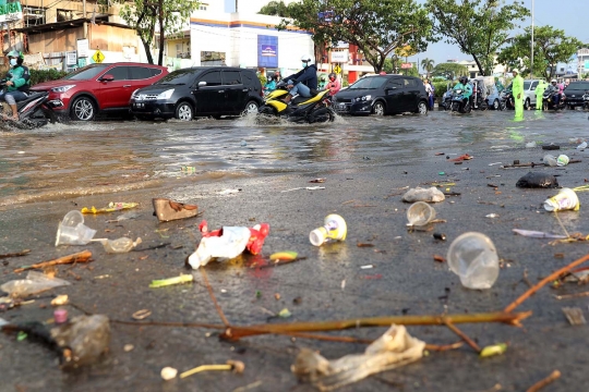 Saluran Air Tersumbat, Sebagian Ruas Jalan Margonda Tergenang