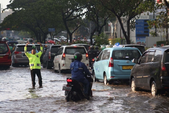 Saluran Air Tersumbat, Sebagian Ruas Jalan Margonda Tergenang