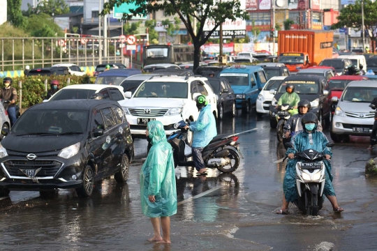 Saluran Air Tersumbat, Sebagian Ruas Jalan Margonda Tergenang