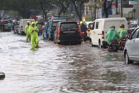 Saluran Air Tersumbat, Sebagian Ruas Jalan Margonda Tergenang