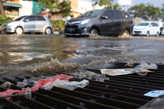 Saluran Air Tersumbat, Sebagian Ruas Jalan Margonda Tergenang