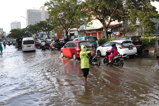 Saluran Air Tersumbat, Sebagian Ruas Jalan Margonda Tergenang