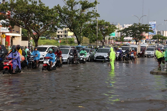 Saluran Air Tersumbat, Sebagian Ruas Jalan Margonda Tergenang