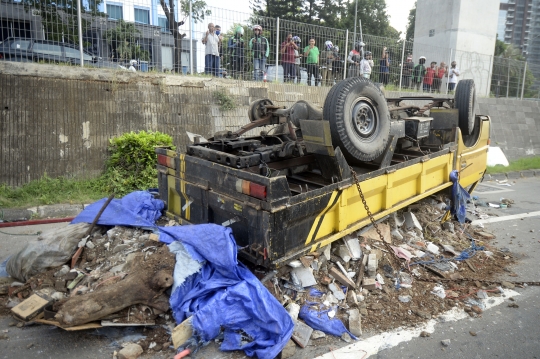 Truk Terbalik di Jalan Tol Lingkar Luar Jakarta