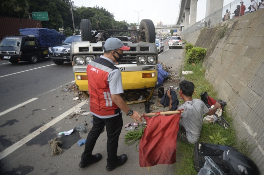 Truk Terbalik di Jalan Tol Lingkar Luar Jakarta
