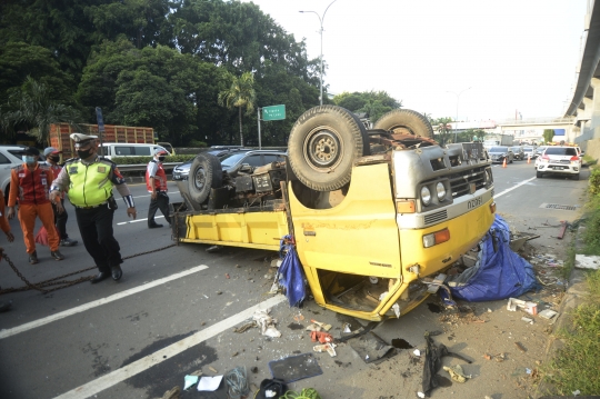Truk Terbalik di Jalan Tol Lingkar Luar Jakarta