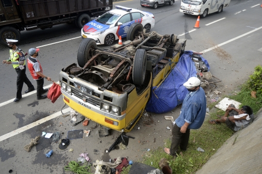 Truk Terbalik di Jalan Tol Lingkar Luar Jakarta