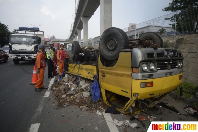 Foto Truk Terbalik di Jalan Tol  Lingkar Luar Jakarta 