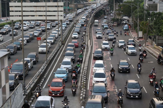 PSBB Belum Berakhir, Jalanan Jakarta Mulai Dipadati Kendaraan