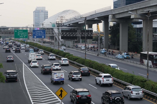 PSBB Belum Berakhir, Jalanan Jakarta Mulai Dipadati Kendaraan