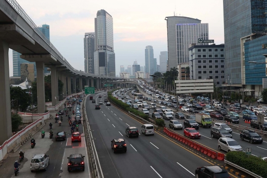 PSBB Belum Berakhir, Jalanan Jakarta Mulai Dipadati Kendaraan
