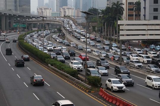 PSBB Belum Berakhir, Jalanan Jakarta Mulai Dipadati Kendaraan